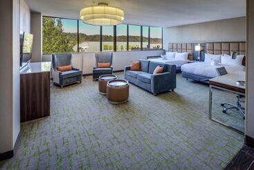 هتل Doubletree By Hilton Huntington