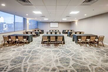 هتل Doubletree By Hilton Huntington