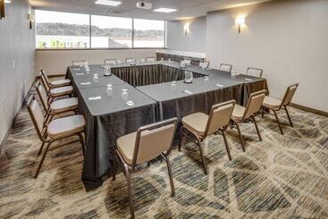 هتل Doubletree By Hilton Huntington