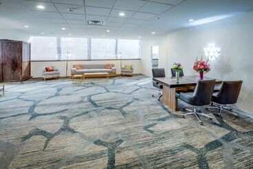 هتل Doubletree By Hilton Huntington
