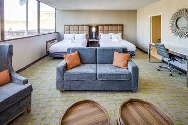 هتل Doubletree By Hilton Huntington