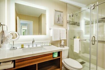 هتل Doubletree By Hilton Huntington