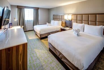 هتل Doubletree By Hilton Huntington