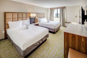 هتل Doubletree By Hilton Huntington