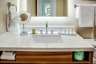 هتل Doubletree By Hilton Huntington