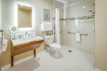 هتل Doubletree By Hilton Huntington