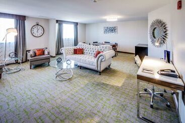 هتل Doubletree By Hilton Huntington