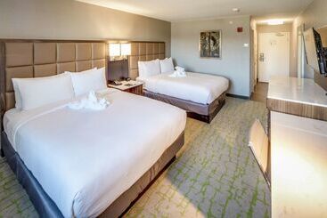 هتل Doubletree By Hilton Huntington