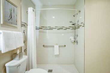 هتل Doubletree By Hilton Huntington