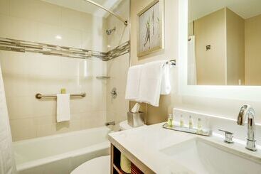 هتل Doubletree By Hilton Huntington