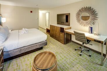 هتل Doubletree By Hilton Huntington