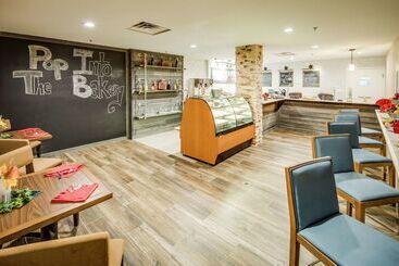 هتل Doubletree By Hilton Huntington