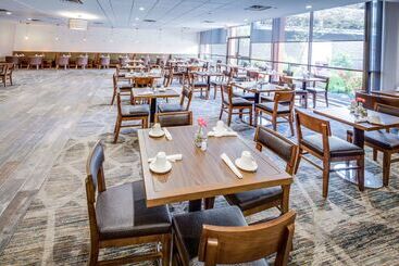 هتل Doubletree By Hilton Huntington