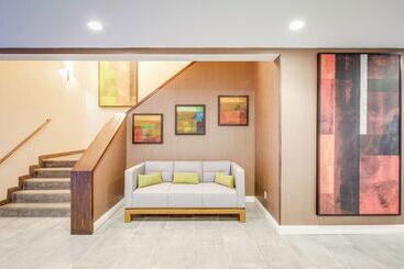 هتل Doubletree By Hilton Huntington