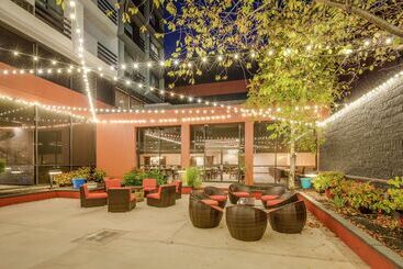 هتل Doubletree By Hilton Huntington