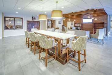 هتل Doubletree By Hilton Huntington