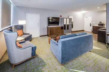 هتل Doubletree By Hilton Huntington
