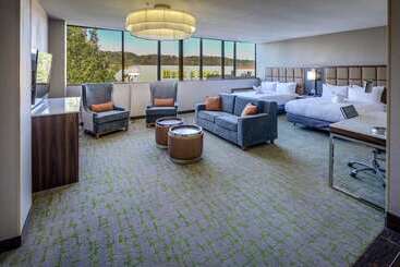 هتل Doubletree By Hilton Huntington