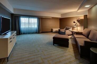 هتل Doubletree By Hilton Mt. Vernon