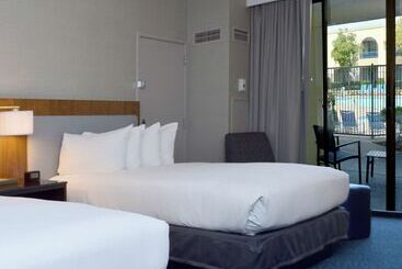 هتل Doubletree By Hilton Newarkfremont