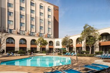 هتل Doubletree By Hilton Newarkfremont