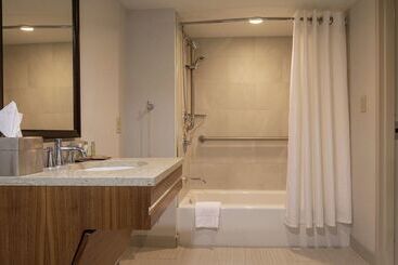 هتل Doubletree By Hilton Pittsburgh Green Tree