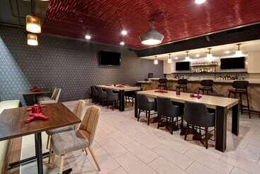 هتل Doubletree By Hilton St. Louis Airport