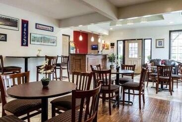 هتل Econo Lodge University