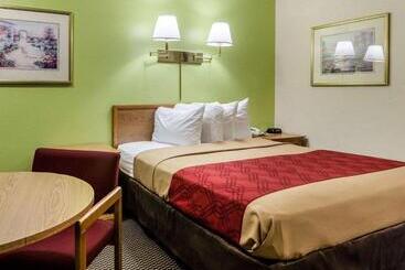 هتل Econo Lodge University