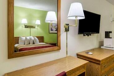 هتل Econo Lodge University