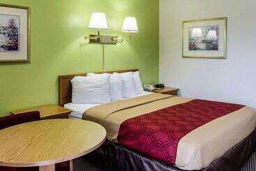 هتل Econo Lodge University