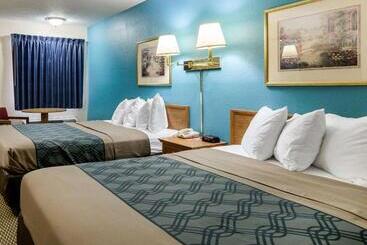 هتل Econo Lodge University