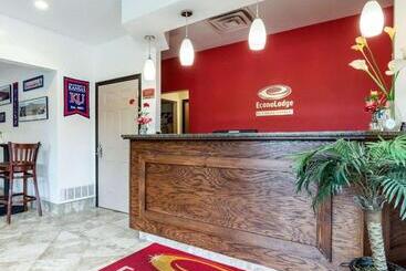 هتل Econo Lodge University