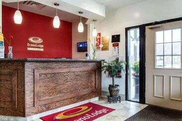 هتل Econo Lodge University