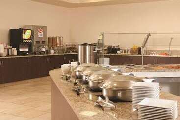 هتل Embassy Suites By Hilton Nashville Airport