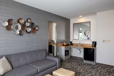 هتل Embassy Suites By Hilton Portland Maine