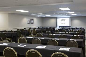 هتل Four Points By Sheraton Milwaukee Airport
