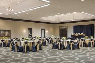 هتل Four Points By Sheraton Milwaukee Airport