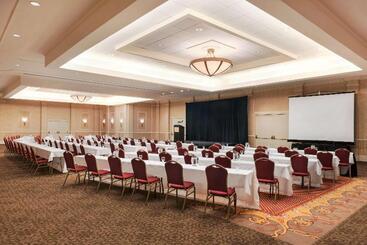 هتل Hilton Appleton Paper Valley