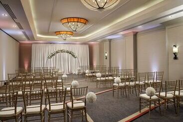 هتل Hilton Arlington