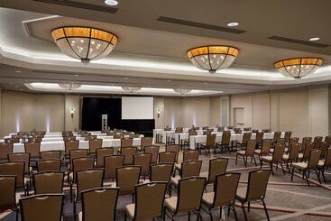 هتل Hilton Arlington