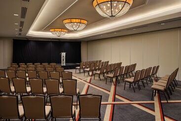 هتل Hilton Arlington