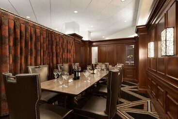 هتل Hilton Arlington