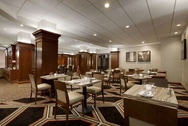 هتل Hilton Arlington