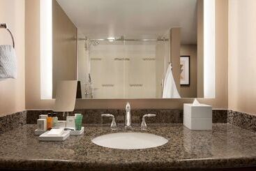 هتل Hilton Arlington