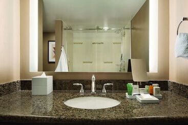 هتل Hilton Arlington