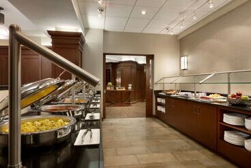 هتل Hilton Arlington