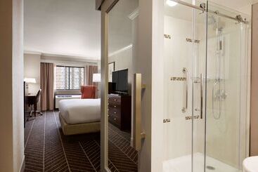 هتل Hilton Arlington