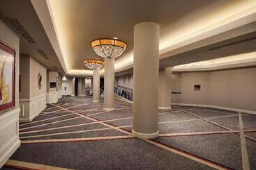 هتل Hilton Arlington