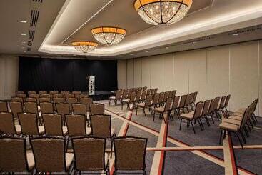هتل Hilton Arlington